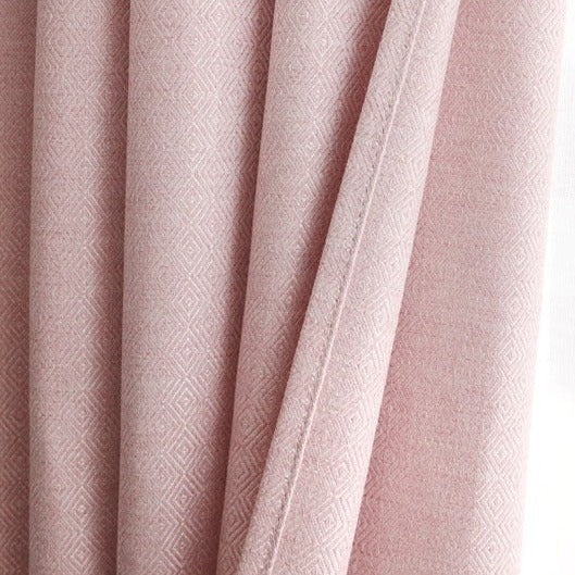 Cortina rosa con tejido con relieve