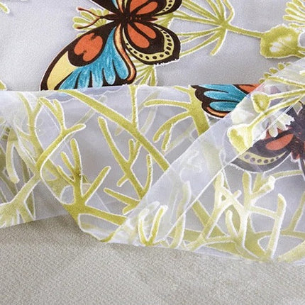 Visillo infantil con mariposas bordadas