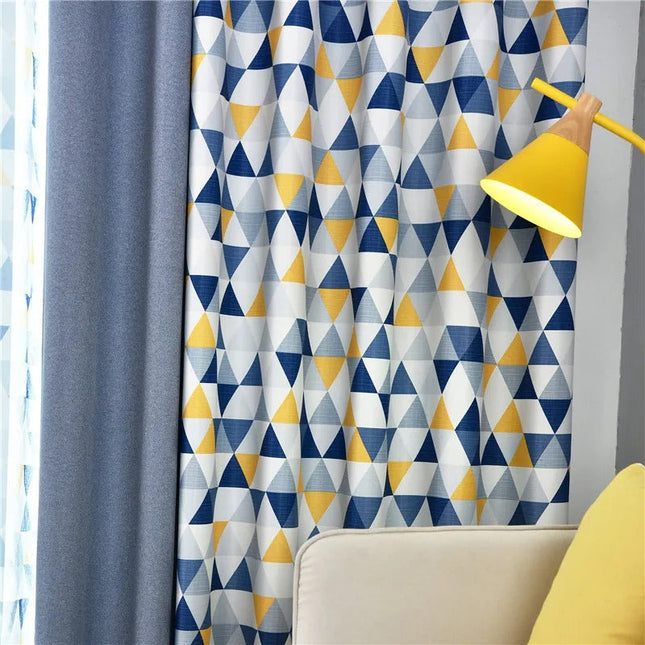 Cortina opaca con estampado de triángulos