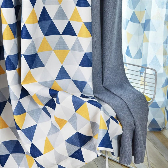 Cortina opaca con estampado de triángulos