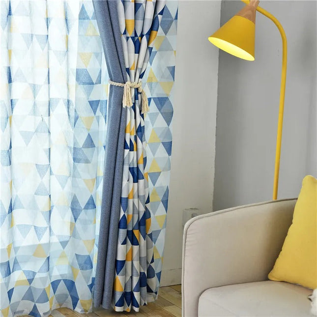 Cortina opaca con estampado de triángulos