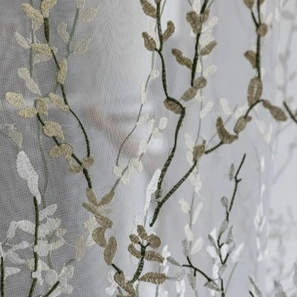 Visillo bordado con ramas de árbol