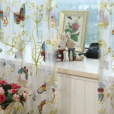 Visillo infantil con mariposas bordadas