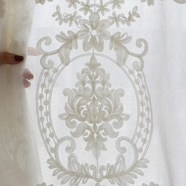 Visillo blanco con estampado estilo damasco