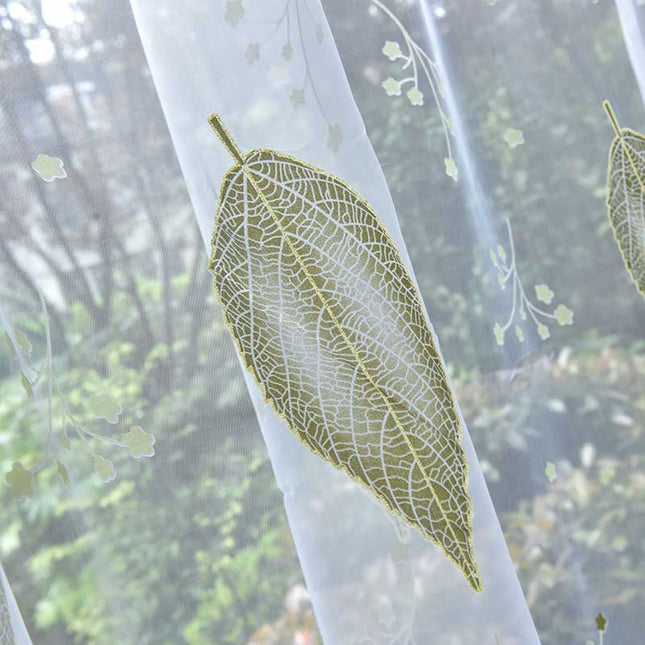 Visillo verde bordado con hojas