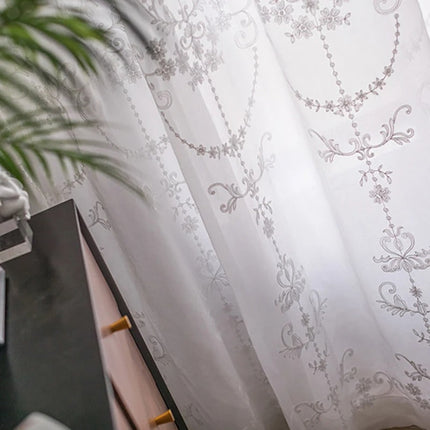 Visillo blanco con estampado estilo damasco
