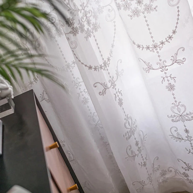 Visillo blanco con estampado estilo damasco