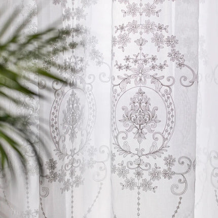 Visillo blanco con estampado estilo damasco