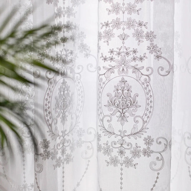 Visillo blanco con estampado estilo damasco