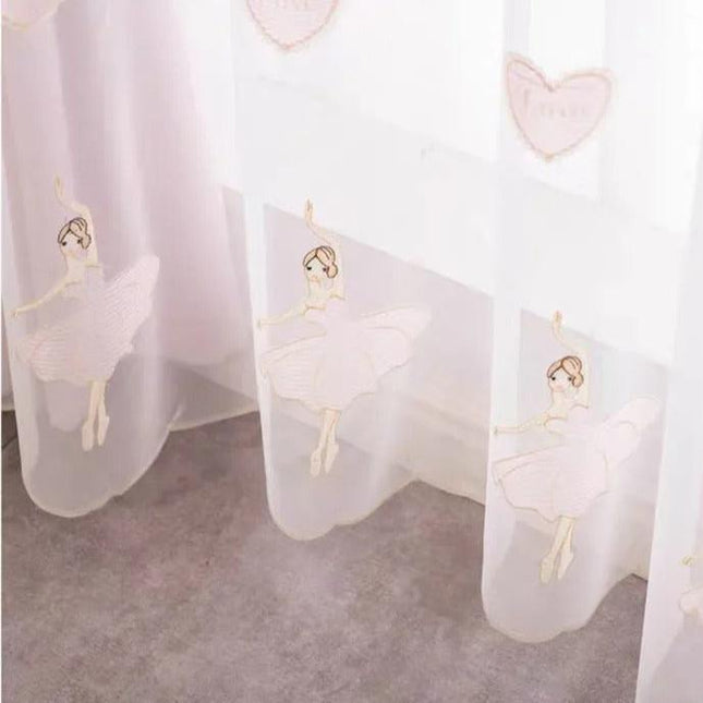 Visillo infantil con bailarinas bordadas