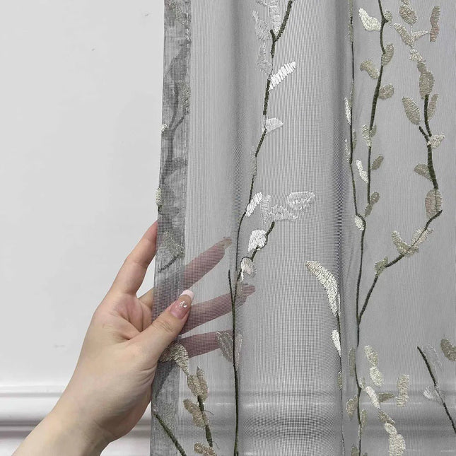 Visillo bordado con ramas de árbol