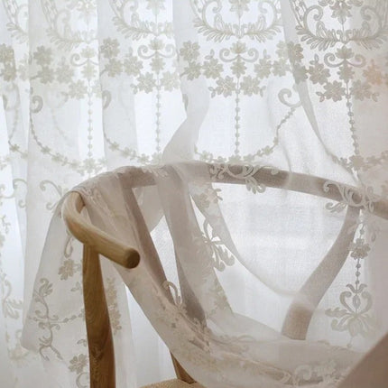 Visillo blanco con estampado estilo damasco