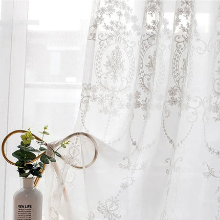 Visillo blanco con estampado estilo damasco