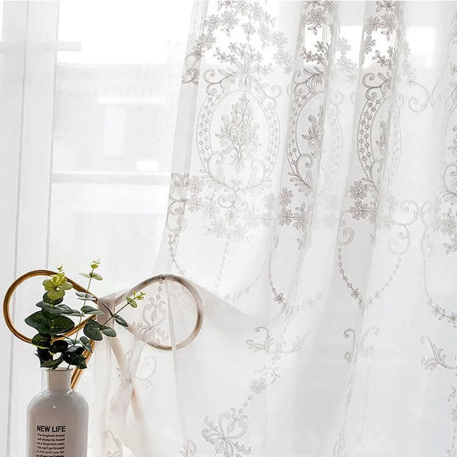 Visillo blanco con estampado estilo damasco
