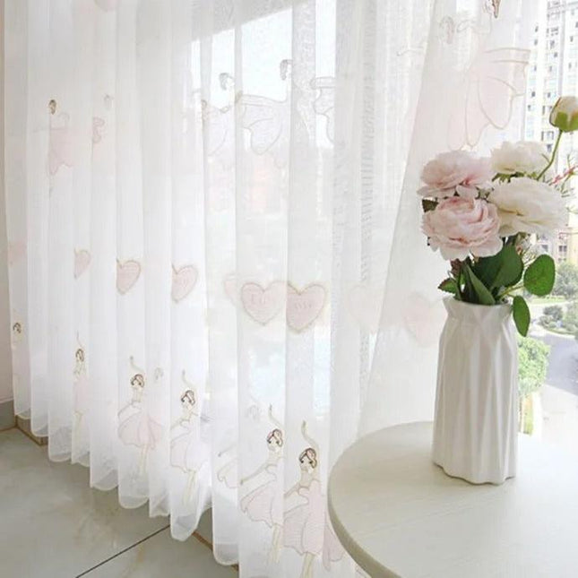 Visillo infantil con bailarinas bordadas