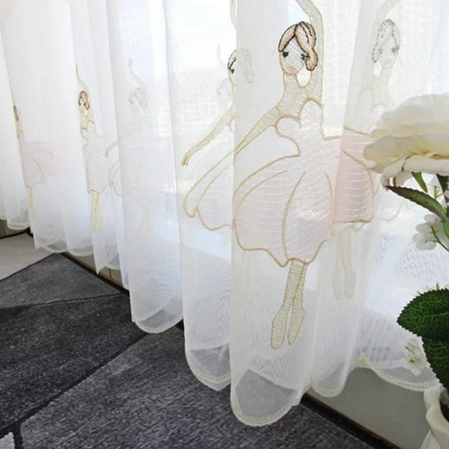 Visillo infantil con bailarinas bordadas