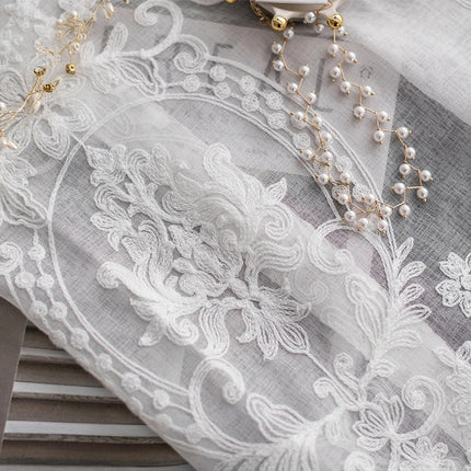 Visillo blanco con estampado estilo damasco
