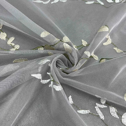 Visillo bordado con ramas de árbol