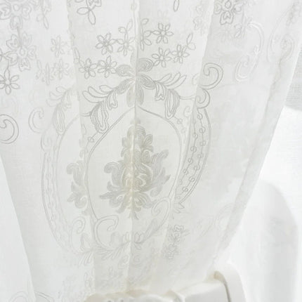 Visillo blanco con estampado estilo damasco