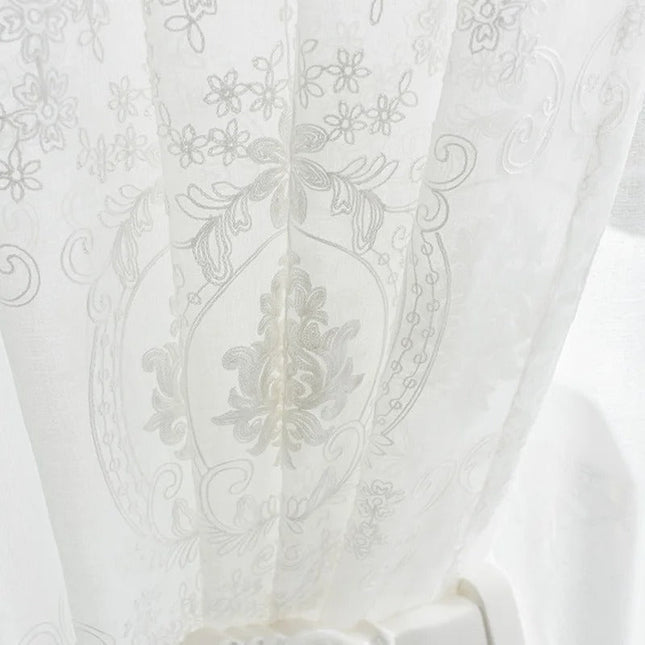 Visillo blanco con estampado estilo damasco