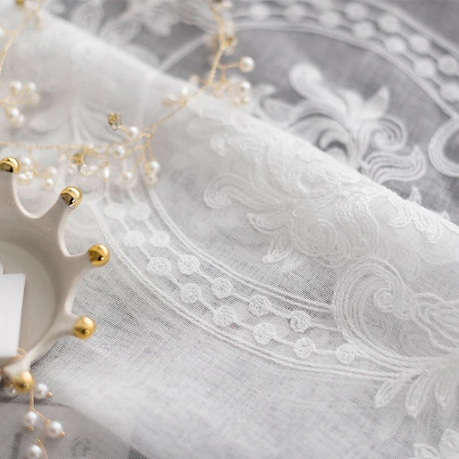 Visillo blanco con estampado estilo damasco