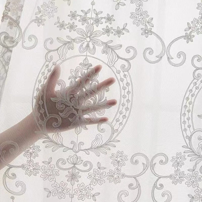 Visillo blanco con estampado estilo damasco