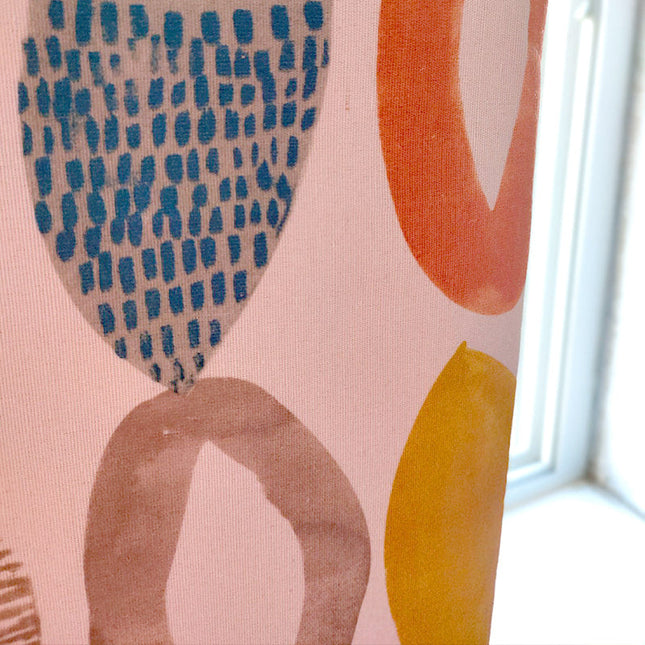 Cortina estampada con círculos de colores