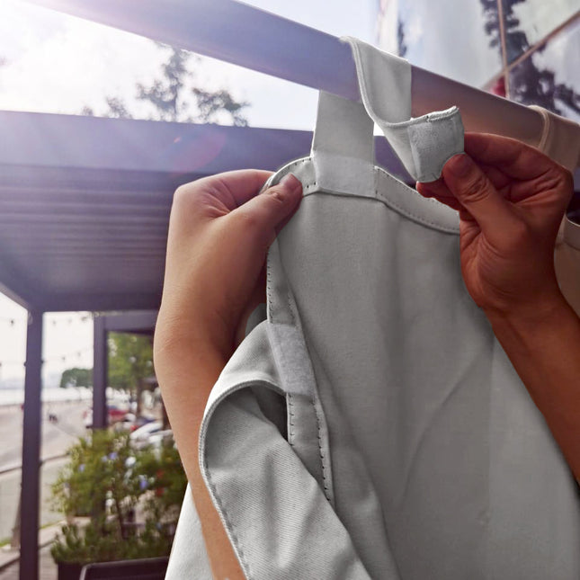 Cortina de exterior blanca con trabillas