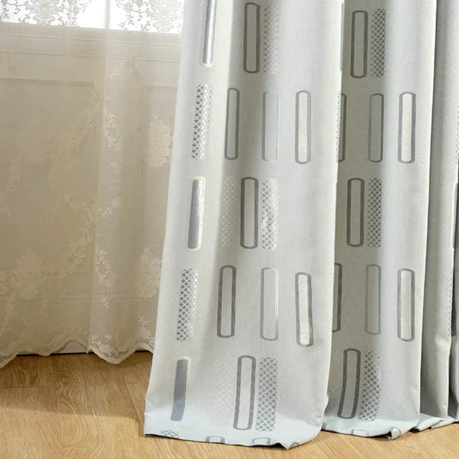 Cortina opaca gris con diseño geométrico