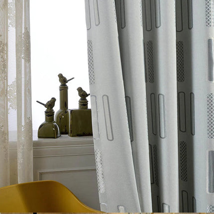 Cortina opaca gris con diseño geométrico